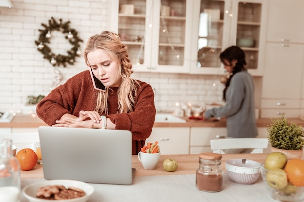 Osoba wysyłająca wiadomość