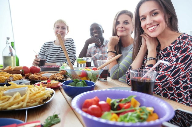 Uśmiechnięte osoby jedzące posiłek